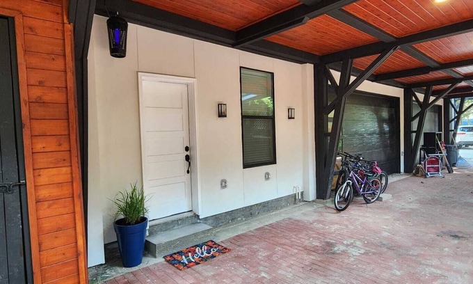 Barker Casa | Charming, BRAND NEW, complete guest house 2/1 w, Full kitchen, laundry, & living