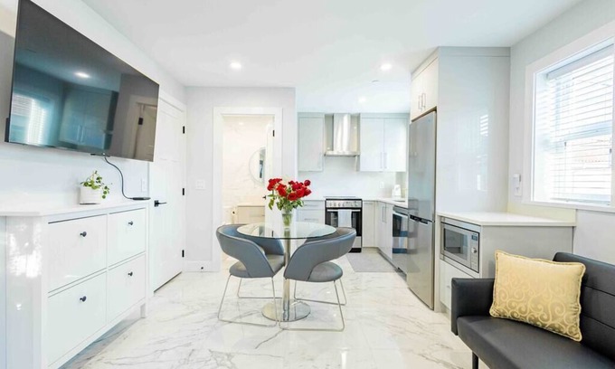 Sunset Casa | Charming & Brand-New near Restaurants & Transport