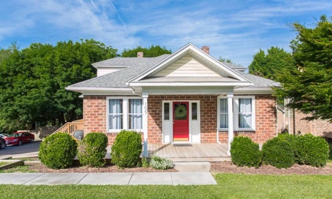 Harrisonburg Casa | Charming Brick Bungalow Steps from JMU Fenced backyard 30 day min