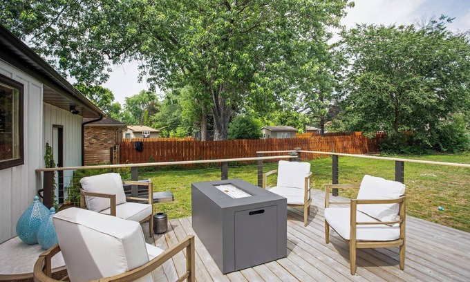 Crystal Casa | Charming & Bright Crystal Home Rental: Fire Table!