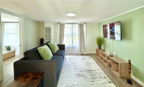 Renton Apartamento | Charming & Bright Gem Prime Location Street Parking with AC
