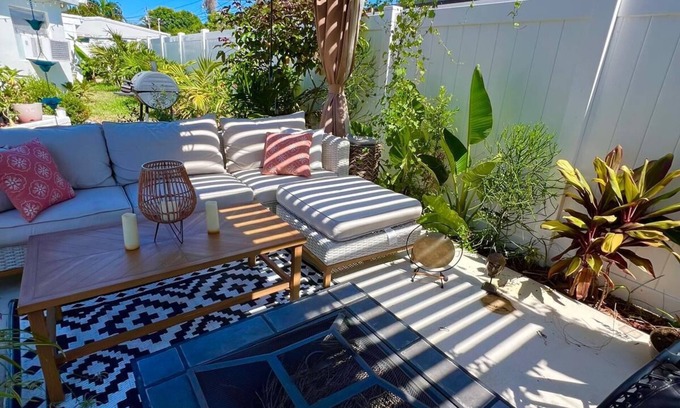 North Andrews Gardens Casa | Charming bungalow in serene Fort Lauderdale with private entrance and parking