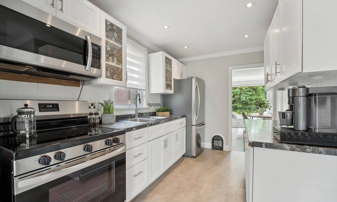 Oakville Casa | Charming bungalow centrally located in East Oakville