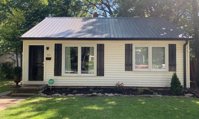Manhattan Casa | Charming bungalow centrally located in the heart of Manhattan, Kansas.