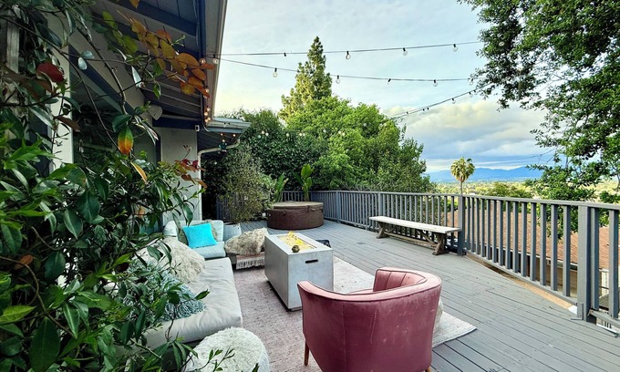 Sherman Oaks Casa | Charming bungalow house in Sherman Oaks w/ pool table, fire pit, hot tub & piano