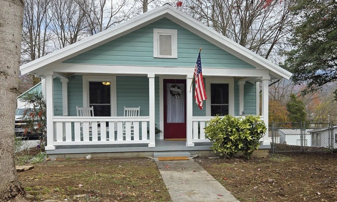 Andrews Casa | Charming Bungalow in Downtown Andrews I Explore-Shop-Eat