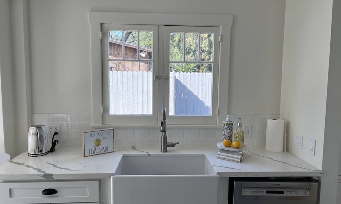 North Central Casa | Charming Bungalow in Pasadena 1 Bedroom 1 Bathroom with full kitchen