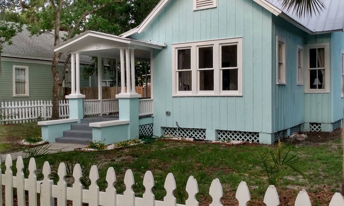 Sanford Casa | Charming bungalow in Sanford's historical district