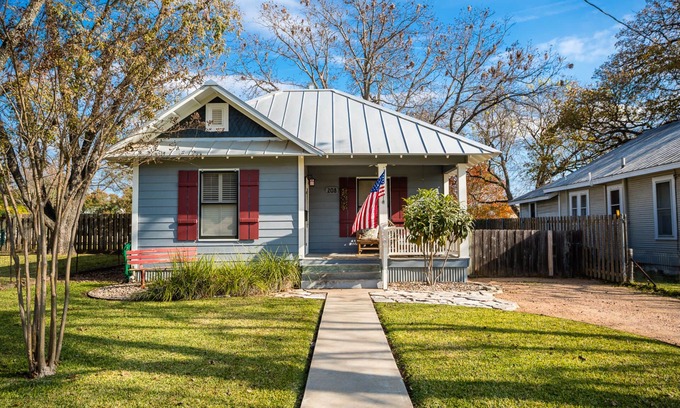 Fredericksburg Casa | Bungalow con encanto situado en el corazón de Fredericksburg. 3 cuadras del principal.