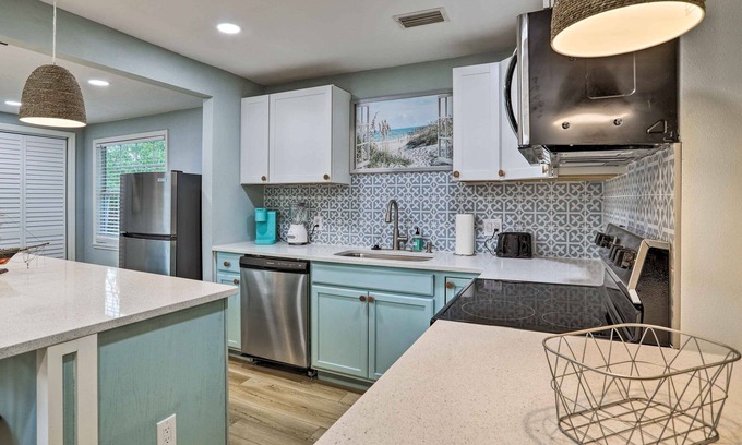 Greater Pinellas Point Casa | Charming Bungalow - 7 Mi to St Pete Beach!