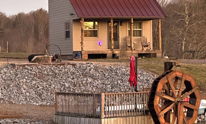 Hamptonville Cabina | Charming cabin-2 bedrooms, overlooking ponds in wine country, next to Amish