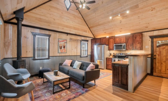 Rising Fawn Cabina | Charming cabin by Cloudland Canyon with hot tub, bonus studio & screened porch