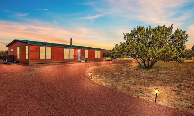 Williams Casa | Charming Cabin Close to Grand Canyon South Rim, Family Friendly, Telescope, Fun!