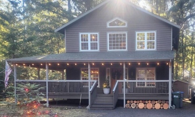 Enumclaw Cabina | Charming Cabin Getaway Near Hiking Trails & Ski Slopes