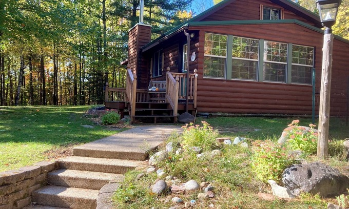 Powell Cabina | Charming Cabin in Heart of Recreation & Fall Colors + Sauna, Fire Pit, TreeHouse