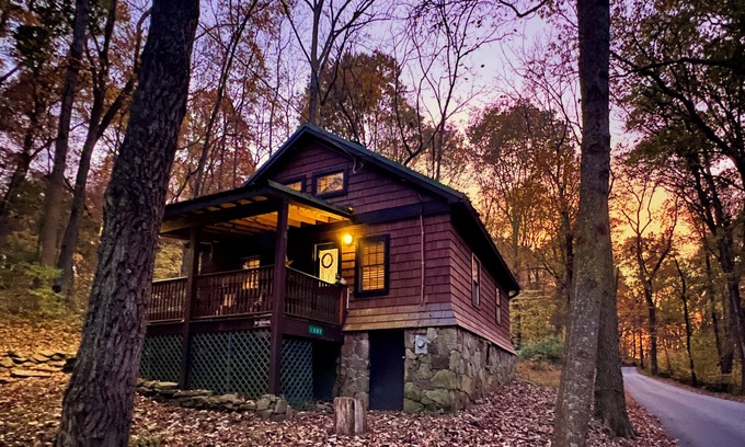 Bakerton Cabina | Charming Cabin in the Woods with River Access