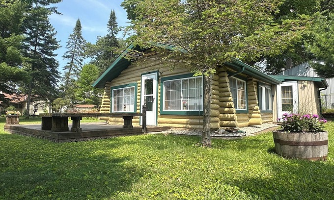Prudenville Cabina | Charming cabin near Houghton Lake in peaceful Prudenville with AC!