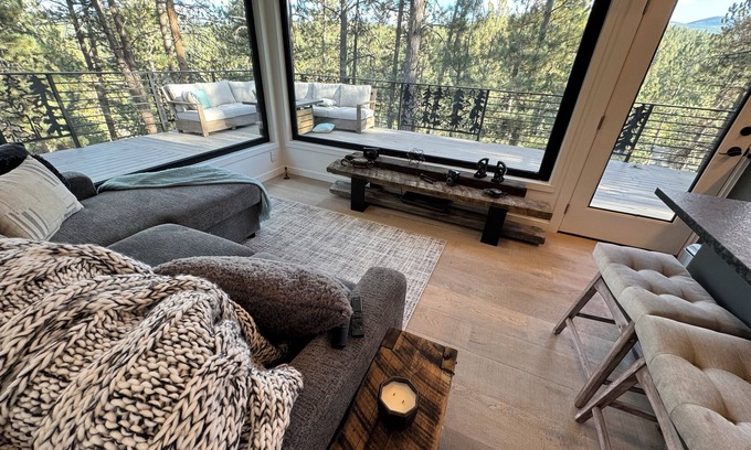 Evergreen Casa | Charming cabin nestled in pine trees and surrounded by beautiful mountains