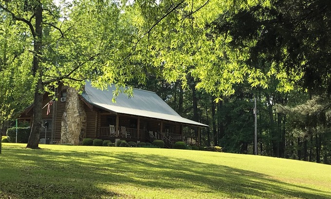 Crawfordville Cabina | Charming Cabin on 50 Wooded Acres with Pond & Pool. Great for families & friends