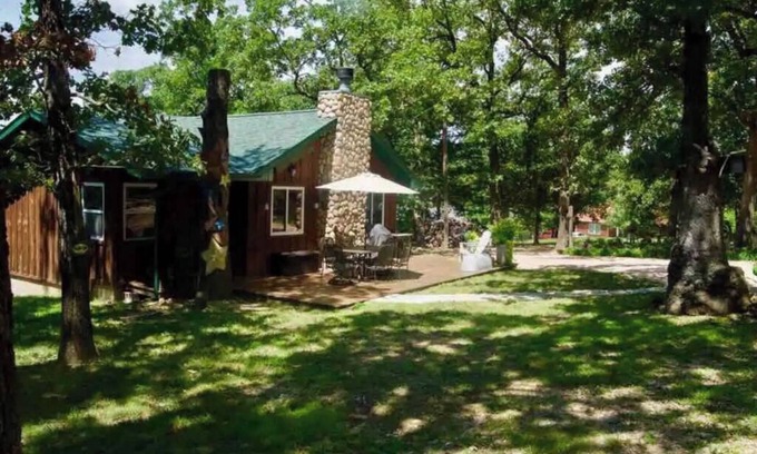 Shell Knob Cabina | Charming cabin!Perfect lake getaway for your family or fishing trip.