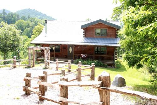 Clyde Casa | Charming Cabin Rental with a Hot Tub and Fireplace in the Smoky Mountains