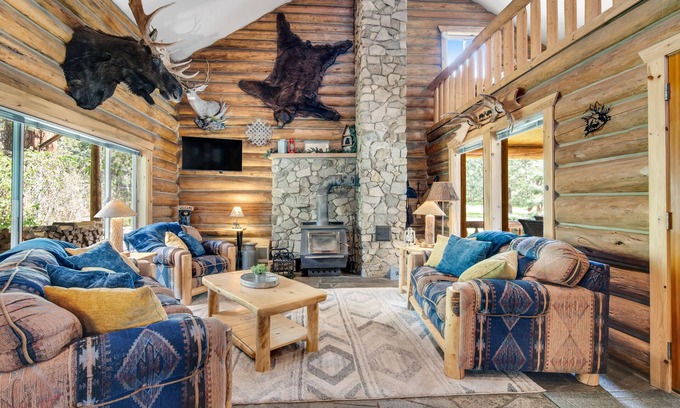 Gibbonsville Casa | Charming cabin with fireplace, loft, full kitchen, & W/D