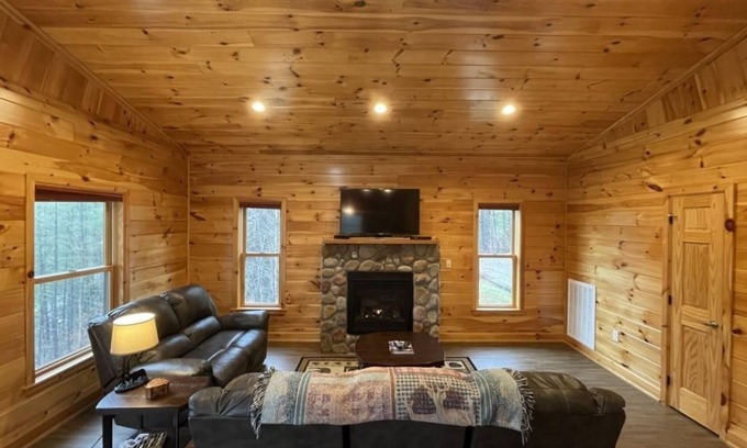 Tellico Plains Cabina | Charming cabin with an Amazing view! - pet and motorcycle friendly! 2 Bedroom Cabin by RedAwning