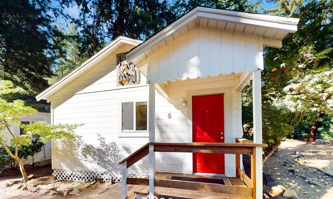 Middletown Cabina | Charming Cabin with 2 bedrooms. King bed and Queen Bed, 65" TV, Recliners, Deck