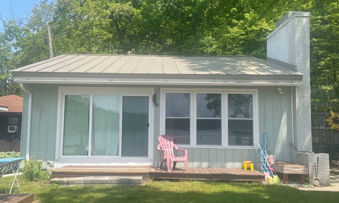 Delton Cabina | Charming cabin with AC in Delton - perfect for a getaway