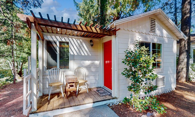 Lake County Apartamento | Charming cabin with King Bed, WIFI situated along the natural spring.