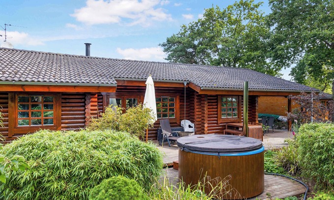 Hoeve Strand Casa | Charming cabin with wilderness hot tub