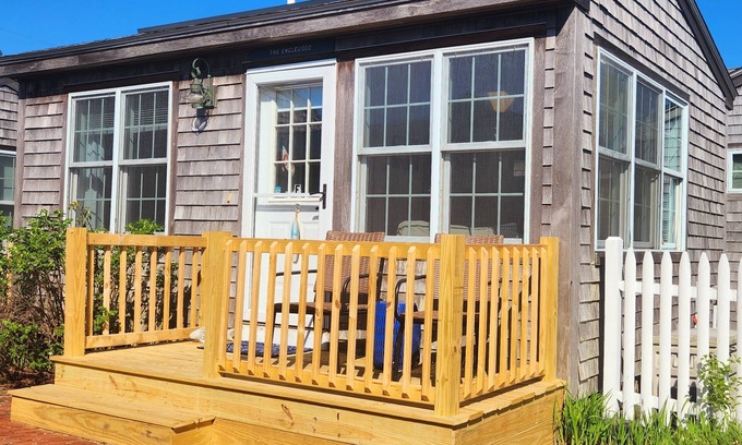 West Yarmouth Cabaña | Charming Cape Cod Waterfront Cottage Perfect for 2! 1 minute walk to the beach!