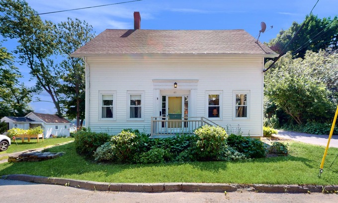 Bath Casa | Charming Cape-style House with Panoramic River Views and Modern Amenities