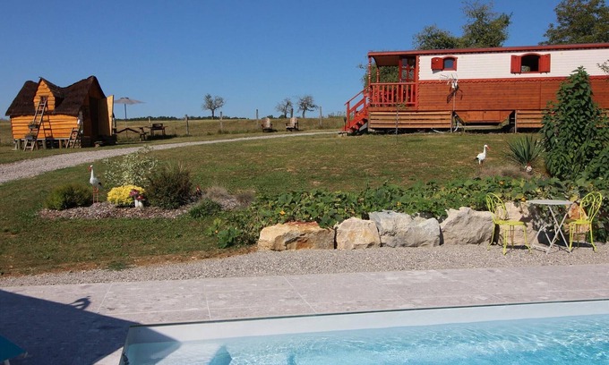 Vy-le-Ferroux Cabaña | Encantadora Caravana con Vistas al Valle del Saona