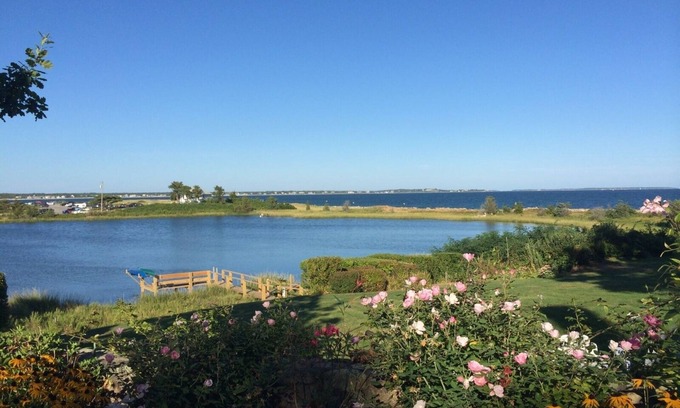 Osterville Casa | Encantadora casa de transporte en finca privada frente al mar. Disponibilidad de último minuto!