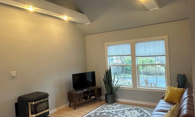 Skidmore Academy Historic District Cabaña | Charming carriage house in Ashland near downtown