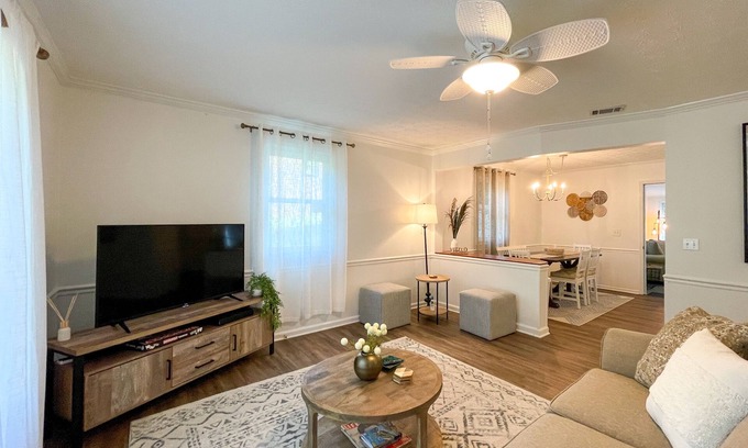 Acworth Casa | Charming Cat Cottage by Walking Trails - Near DWTWN Acworth - Kid Friendly