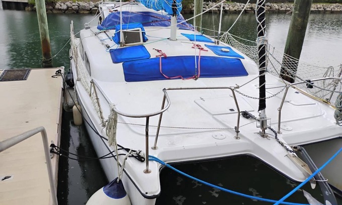 Key West Alquiler De Eote | Charming catamaran sailboat with AC, pool in stock island yacht club, Key West.