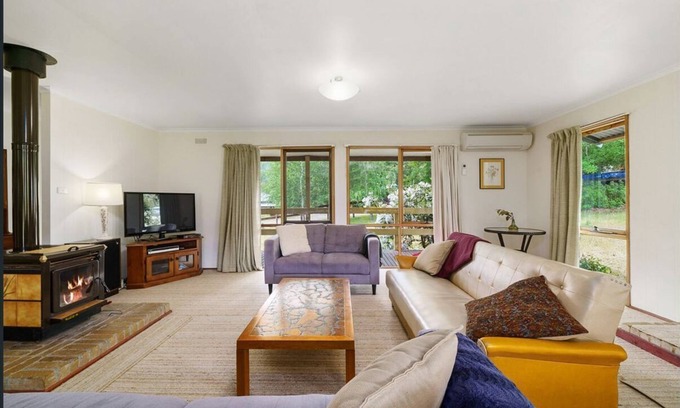 Merrijig Casa | Charming cedar cottage for families-One and a half acres at the base for Buller