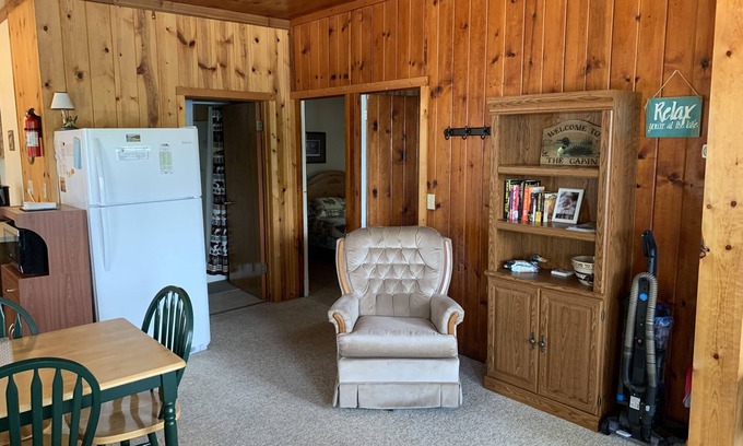 St Germain Cabina | Charming Cedar Lakeside Cottage at Elbert's Resort