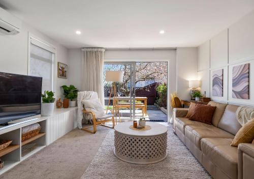 Linwood Casa | Charming Central Stay - Cosy Comfort and Free Parking