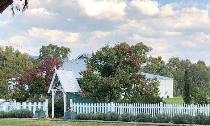 Hovells Creek Casa | Charming Century Old Country Cottage with a touch of French elegance.
