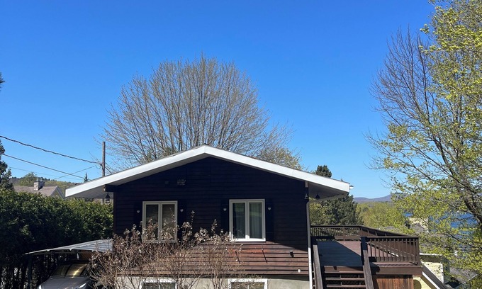 Austin Chalet De Esquí | Charming Chalet in Mansonville, QC – Lake View & Pet-Friendly | 31+ Day Rental