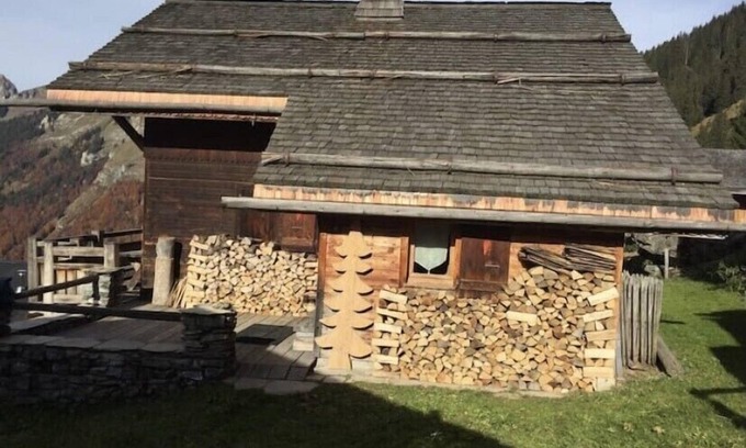 Les Lindarets Chalet De Esquí | charming cottage south ViewThe doors from the sun