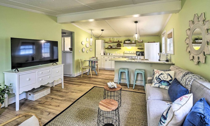 Charleston Cabaña | Charming Charleston Cottage: 2 Mi to Folly Beach!