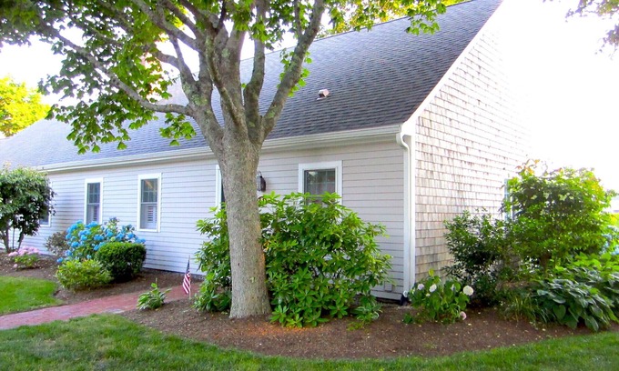 West Chatham Condominio | Charming Chatham condo - Oyster Pond views, pool, tennis court and water access