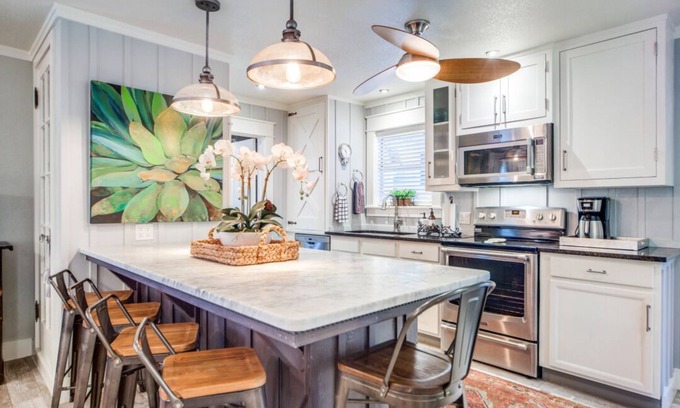 Blanco Cabaña | Charming Chic Cottage w/ Walk to Downtown & River