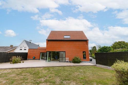 Lichtervelde Casa | Charming Chic Stay with Garden Views & Parking