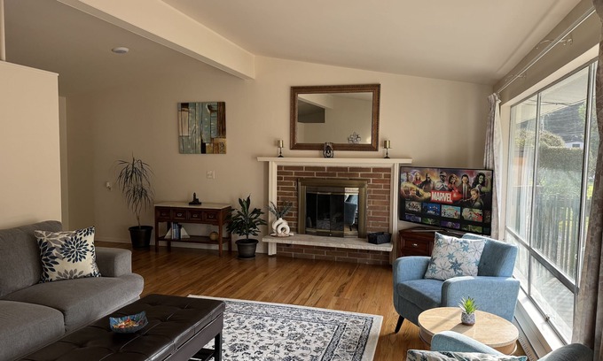 Lake Hills Casa | Charming City Home with Professional WFH Setup & AC