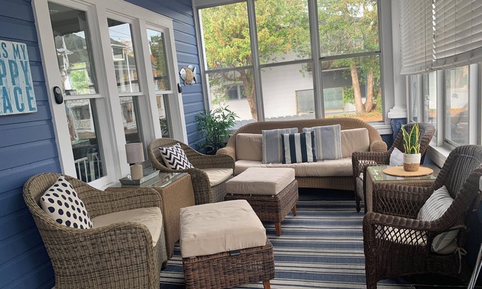 Lakeside Cabaña | Charming Cottage in Lakeside close to Lake, Downtown & Central Park